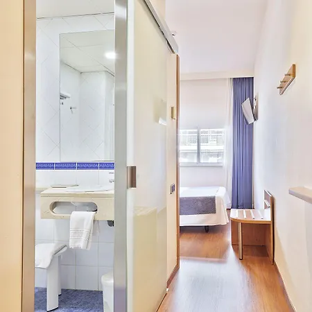 Acta Antibes מלון 2*