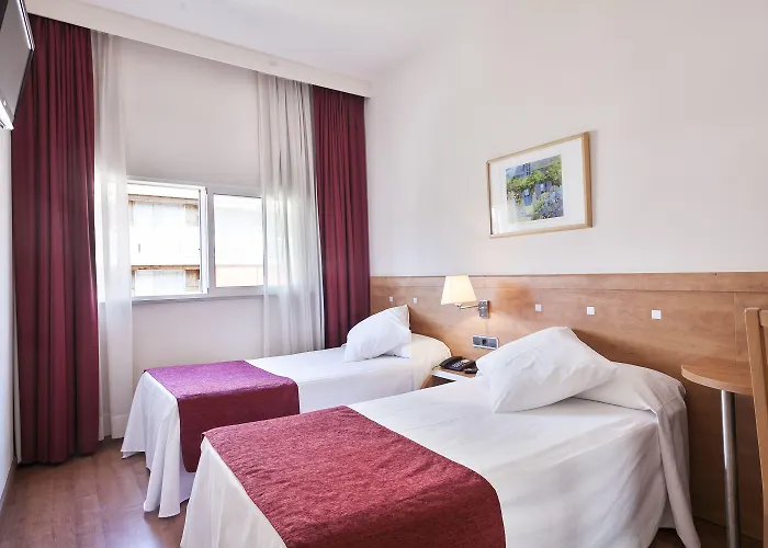 Acta Antibes מלון 2*